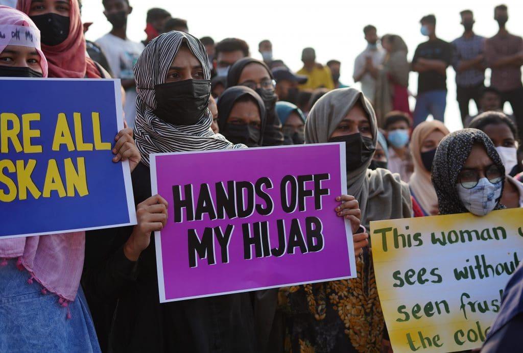 طالبہ کو اسکارف پہننے پر داخلہ سے روکا، انتظامیہ پر بدسلوکی کا الزام، وزیراعلیٰ سے رجوع