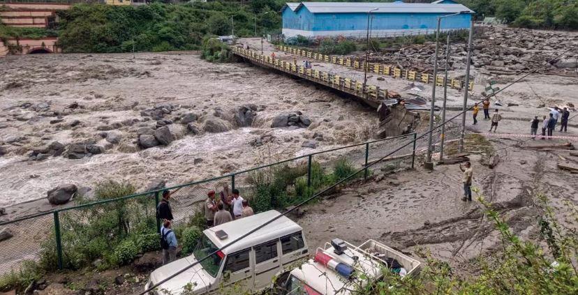 ہماچل میں بادل پھٹنے کے بعد شدید سیلاب، دو ہلاک، متعدد افراد لاپتہ