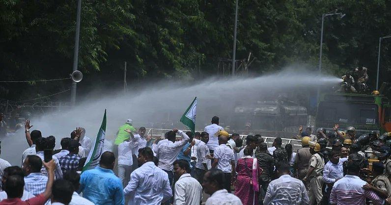 اڈیشہ اسمبلی کے باہر طالبہ کی موت پر زبردست احتجاج – انصاف میں تاخیر اور خواتین کے تحفظ میں ناکامی پر حکومت کو گھیرے میں لیا گیا