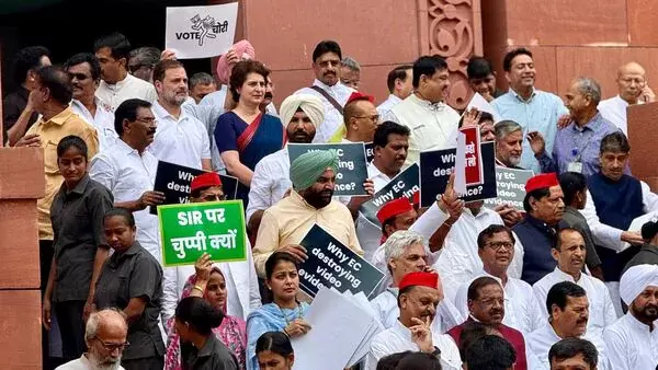 ووٹ چوری پر 300 اراکین پارلیمان کا زبردست احتجاج، راہل و دیگر رہنما مارچ کے دوران گرفتار