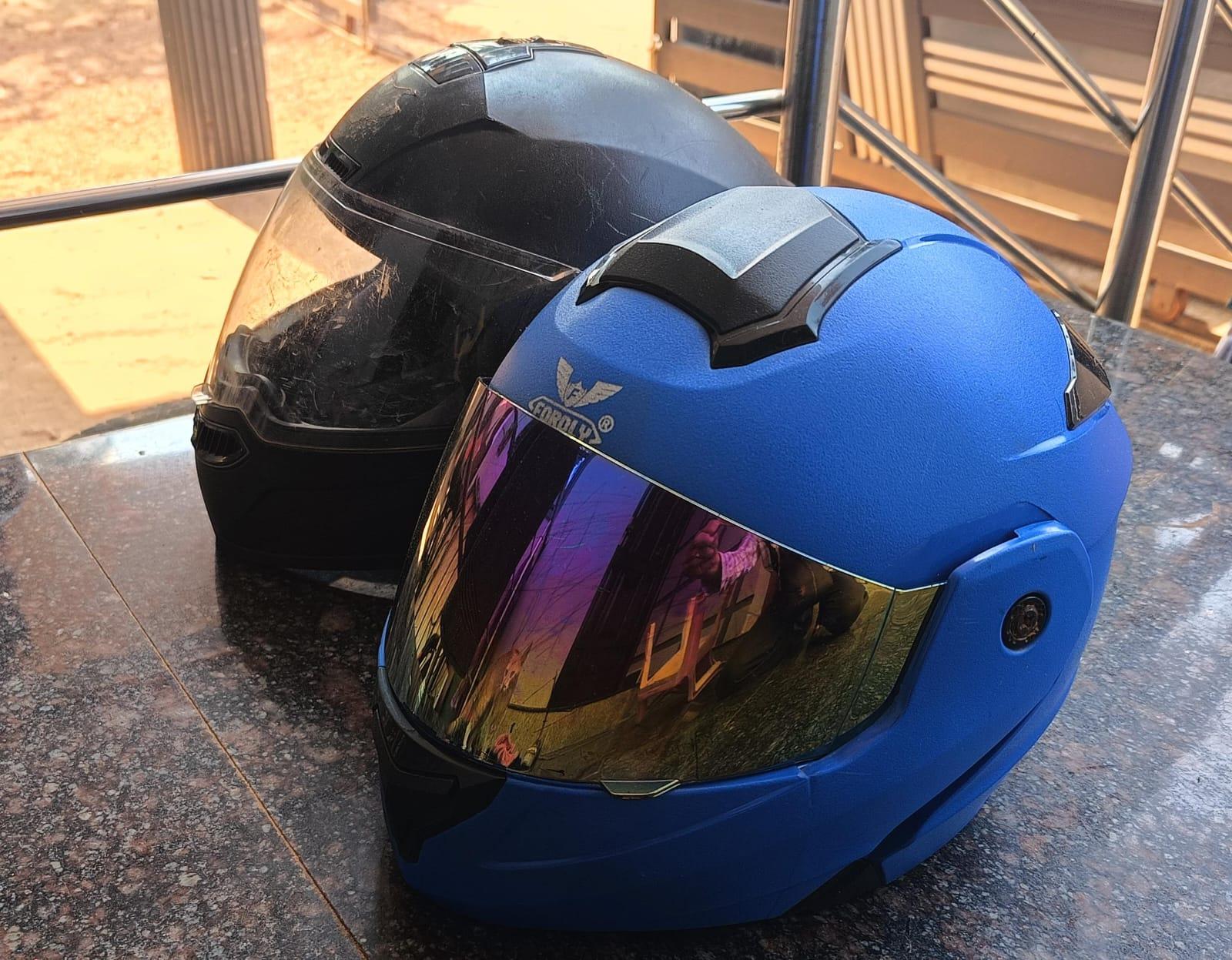 کمٹہ: ہیلمیٹ آگاہی مہم کے تحت شاندار اسٹریٹ پرفارمنس؛ ہیلمیٹ نہ پہننے والے پچھلی سیٹ سوار کی "فرضی موت" نے لوگوں کو چونکا دیا