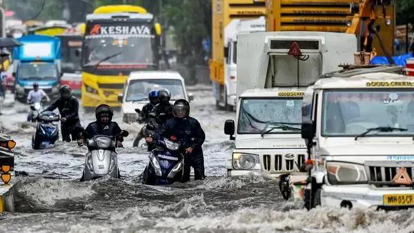 ممبئی میں موسلادھار بارش، زندگی مفلوج، ٹرینیں تاخیر کا شکار، اورنج الرٹ جاری