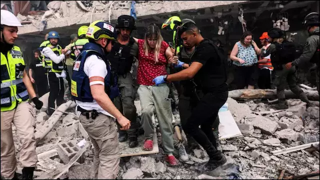 امریکی حملے کے بعد ایران کا ردعمل، اسرائیلی شہروں پر 30 میزائل داغے، درجنوں زخمی