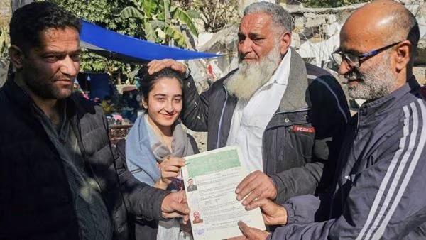 کشمیری صحافی کی مدد پر کلدیپ شرما کا بڑا فیصلہ: 10 مرلہ زمین بطور تحفہ دینے کا اعلان