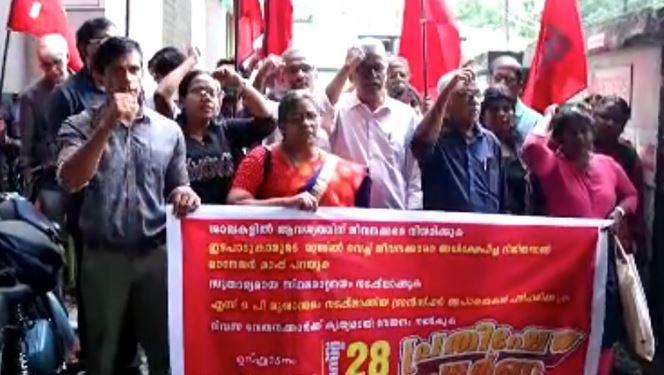 بینک ملازمین کا احتجاج: ’گالی گلوچ کرنے والے افسر‘ اور بیف پر پابندی کے خلاف مظاہرہ