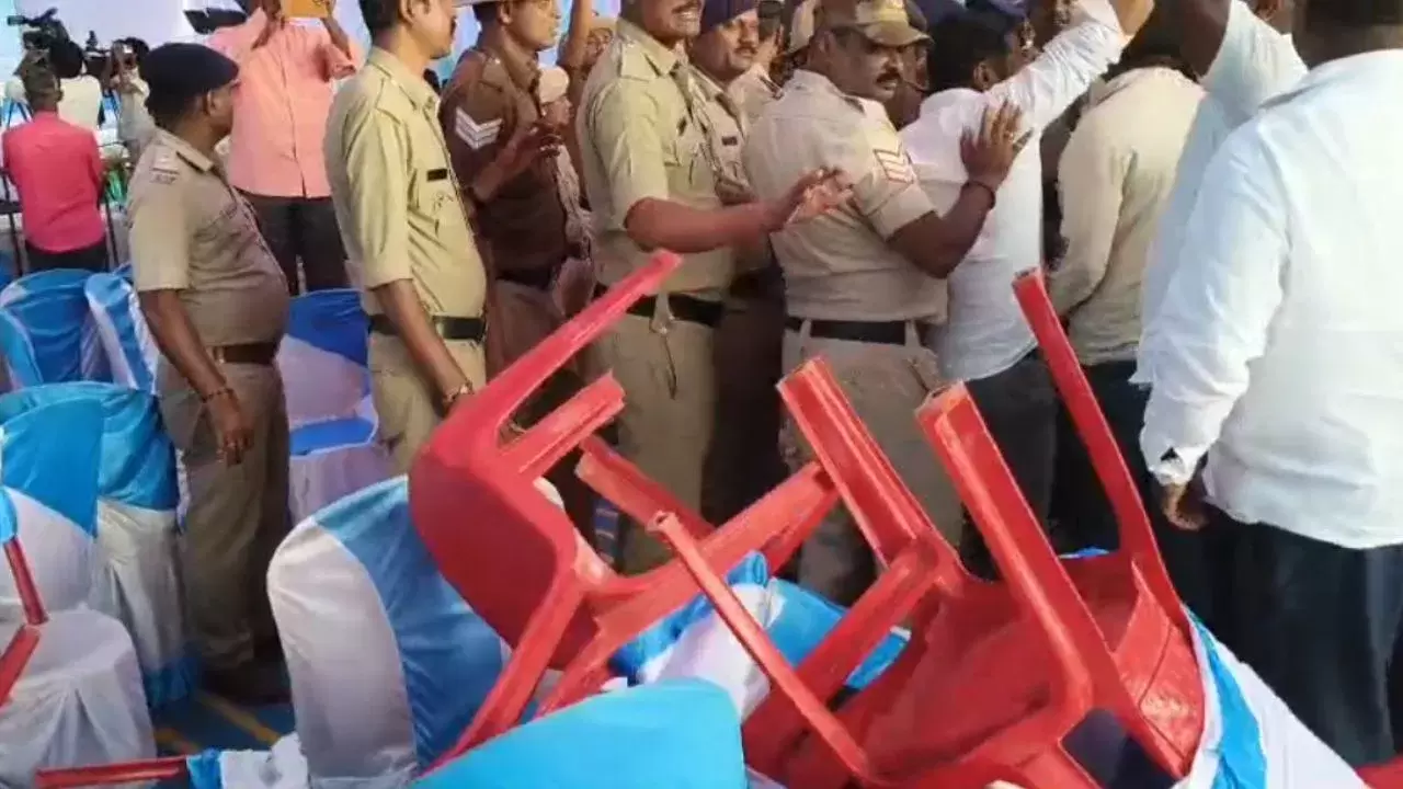 کوپل : مرکزی وزیر پر کرسی پھینکنے کی کوشش ۔ دعوت نامے میں رکن پارلیمان اور ریاستی وزیر کا نام شامل نہ کرنے کا شاخسانہ