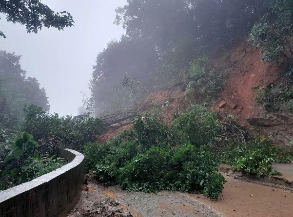 کمٹہ تعلقہ کے دیوی منے علاقے میں پیش آیا پہاڑی کھسکنے کا معاملہ