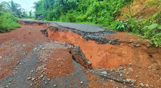 منگلورو : پیرمنکی علاقے میں بہت بڑے پیمانے پر زمین کھسک گئی - سڑک کا راستہ ہوگیا منقطع - فارم ہاوس کو پہنچا نقصان