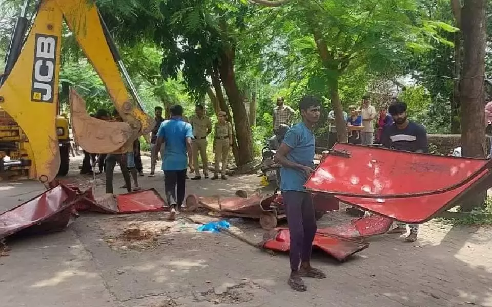 منگلورو: سڑک کنارے بیوپاریوں کے خلاف کارپوریشن کی کارروائی