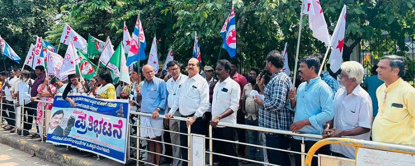 منگلورو : سپریم کورٹ  جسٹس پر جوتا اچھالنے کا معاملہ : وکیل راکیش کشور کے خلاف احتجاجی مظاہرے - شروع ہوئی توہین عدالت کی کارروائی