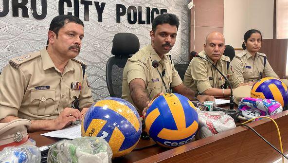 منگلورو : نامور برانڈز کے نقلی اسپورٹس آئٹم کی فروخت - دکانوں پر پولیس کا چھاپہ - ضبط  ہوا 8.5 لاکھ روپے مالیت کا نقلی سامان