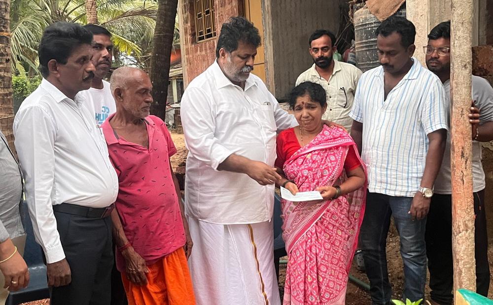 بھٹکل : سمندر میں غرقاب ہونے والے ماہی گیروں کے اہل خانہ کو وزیر منکال وئیدیا نے دیا سرکاری معاوضہ