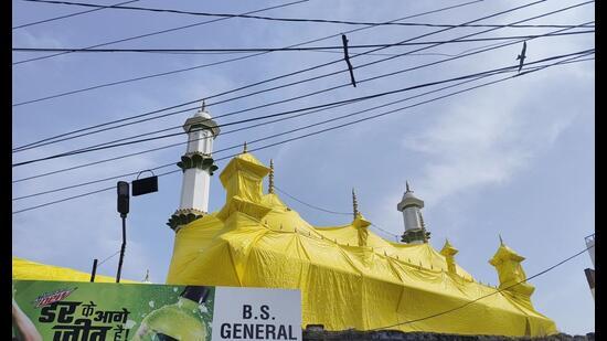 ہولی کے پیش نظر یوپی میں جلوس راستے کی مساجد پر ترپال، شاہجہانپور میں 60 سے زائد اور سنبھل میں 10 مساجد ڈھکی گئیں