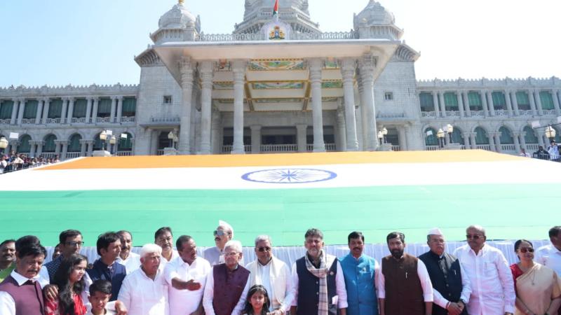 سورنا ودھان سودھا میں تاریخی تقریب: سدارامیا نے کھادی سے تیار دنیا کے دوسرے سب سے بڑے قومی پرچم کی نقاب کشائی کی