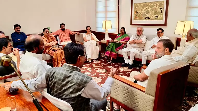 راہل کے بیان پر سپریم کورٹ  جج کے تبصرے کے خلاف اپوزیشن کا احتجاج، پرینکا کا ردعمل: "سچا ہندوستانی کون ہے، یہ جج نہیں طے کریں گے"