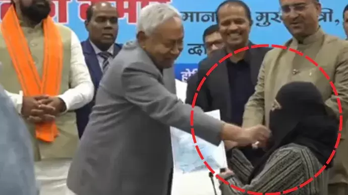 بہار کے وزیر اعلٰی کا مسلم خاتون کا حجاب کھینچنے کا معاملہ: متاثرہ ڈاکٹر شدید ذہنی دباو کا شکار؛ نوکری چھوڑ کر کولکتہ منتقل