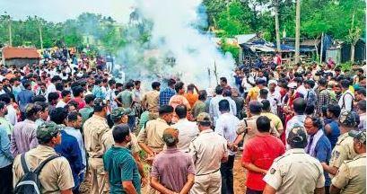 نوئیڈا کی شاردا یونیورسٹی میں طالبہ کی خودکشی پر ہنگامہ، دو اساتذہ گرفتار، پرینکا گاندھی کا شدید ردعمل