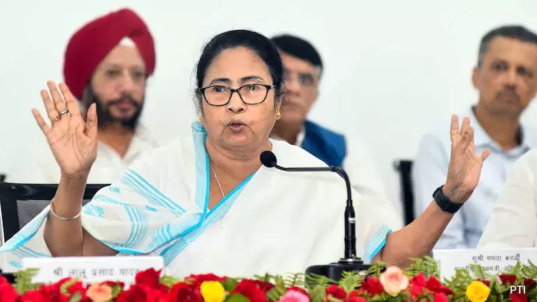 ایس آئی آر معاملے پر ممتا بنرجی کا الیکشن کمیشن پر طنز، سماعت کے طریقۂ کار پر سوال