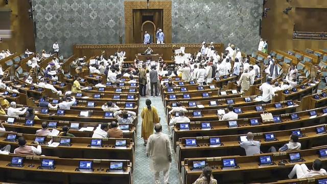 ایس آئی آر تنازع پر اپوزیشن کا احتجاج، لوک سبھا کی کارروائی دن بھر کے لیے ملتوی