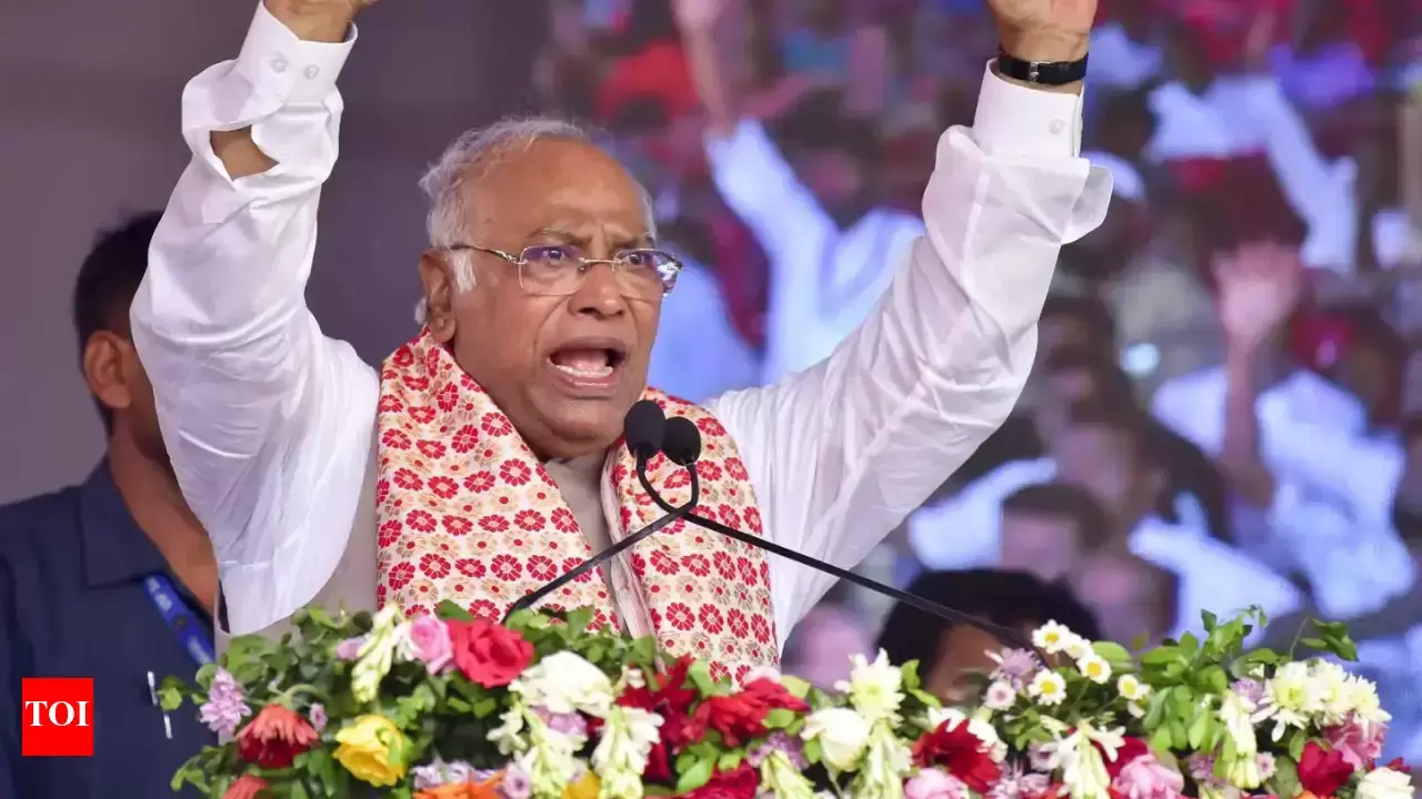 منی پور کو نظرانداز کیوں؟ کھرگے کا مودی پر طنز: "42 ممالک گئے، مگر منی پور نہیں"