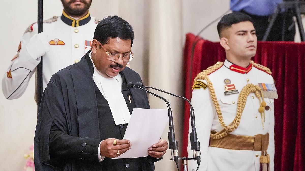 بھوشن رام کرشن گوئی نے ہندوستان کے 52ویں چیف جسٹس کے طور پر حلف لیا
