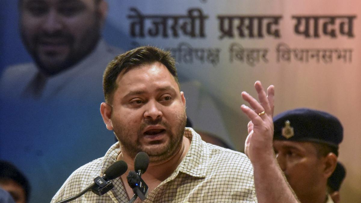 اتراکھنڈ وزیر کے شوہر کے بیان سے سیاسی ہلچل، تیجسوی یادو کا بی جے پی پر نشانہ، خواتین کمیشن کا ازخود نوٹس