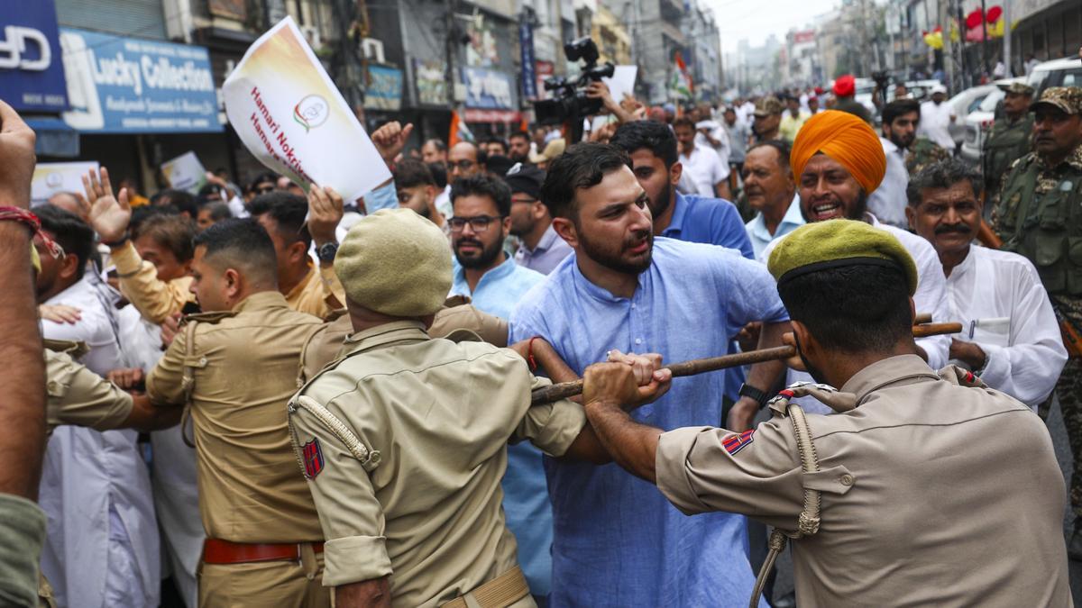 جموں و کشمیر میں ریاستی درجہ کے حق میں احتجاج، کانگریس لیڈروں کی گرفتاری؛ انڈیا اتحاد کا پارلیمنٹ میں آواز بلند کرنے کا فیصلہ