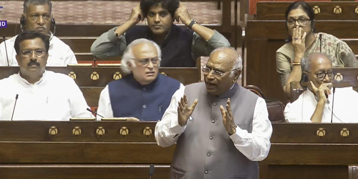 کھرگے کا راجیہ سبھا میں ایس آئی آر پر فوری بحث کا مطالبہ، ووٹ چوری کے خلاف اپوزیشن کا احتجاج