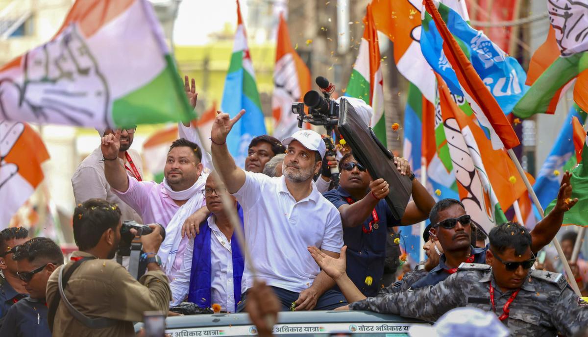 بہار ریلی میں راہل گاندھی کا الزام: الیکشن کمیشن کے ذریعے ’ووٹ چوری‘، 65 لاکھ نام ووٹر فہرست سے خارج