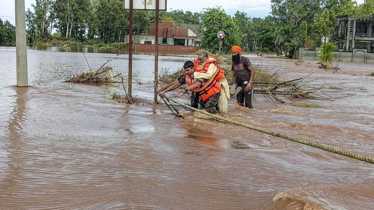 پنجاب و شمالی ہند میں شدید سیلاب، 43 افراد ہلاک اور درجنوں علاقے زیرآب