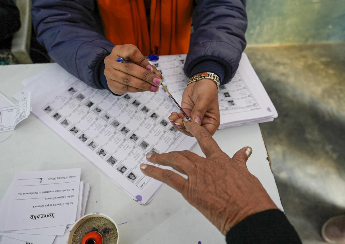 دہلی اسمبلی انتخاب: 5 فروری سے قبل ہی ووٹ ڈالنے کا عمل شروع، متعدد افراد نے اپنا حق رائے دہی استعمال کیا