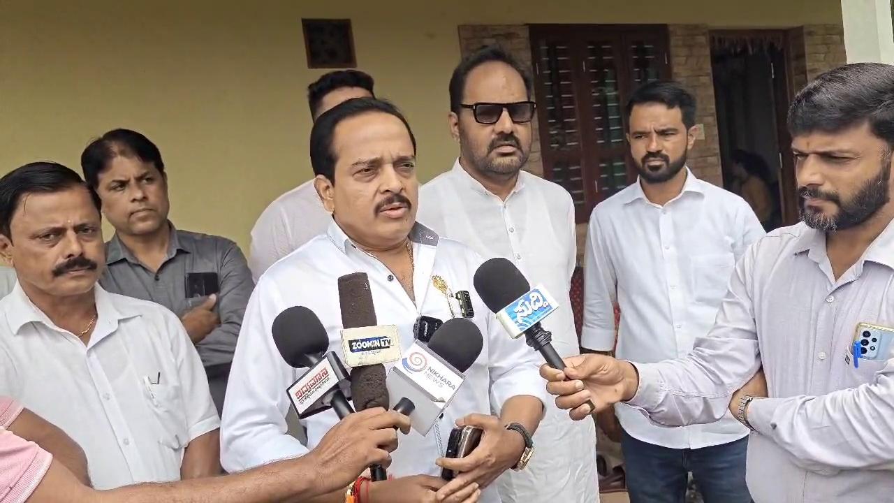 پتور عصمت دری معاملہ: مفرور ملزم کرشنا راؤ میسور سے گرفتار؛ پتور کے رکن اسمبلی متاثرہ لڑکی کے گھر پہنچ  کر والدہ سے کہا؛ ہم آپ کے ساتھ ہیں