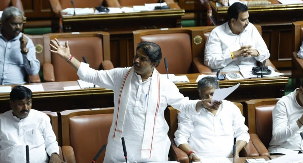 قانون ساز اسمبلی میں گرما گرم بحث، کے پی ایس سی بے ضابطگیوں پر ہنگامہ