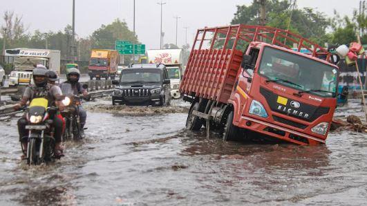 دہلی میں پہلی بارش نے انتظامیہ کی پول کھول دی، کانگریس نے کُل جماعتی اجلاس اور وزیر اعلیٰ سے فوری کارروائی کا مطالبہ کیا