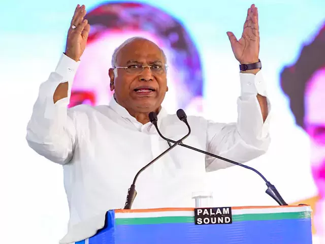 ایس آئی آر تنازعہ پر کھرگے کا سخت ردعمل: الیکشن کمیشن پر جانبداری کا الزام