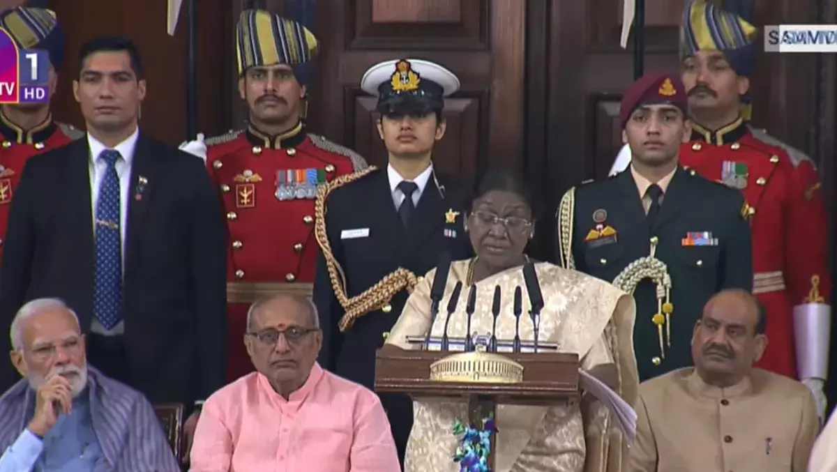 یوم آئین: وزیر اعظم مودی کا قوم کے نام پیغام، صدر مرمو کی صدارت میں پارلیمنٹ میں آئین کی تمہید پڑھی گئی، اہم سیاسی رہنماؤں کی شرکت