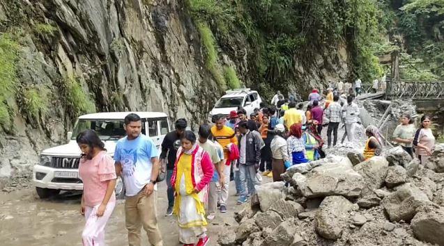 سکم میں طوفانی بارش اور سیلاب سے تباہی، سڑکیں بند، 1600 سیاحوں کا ریسکیو