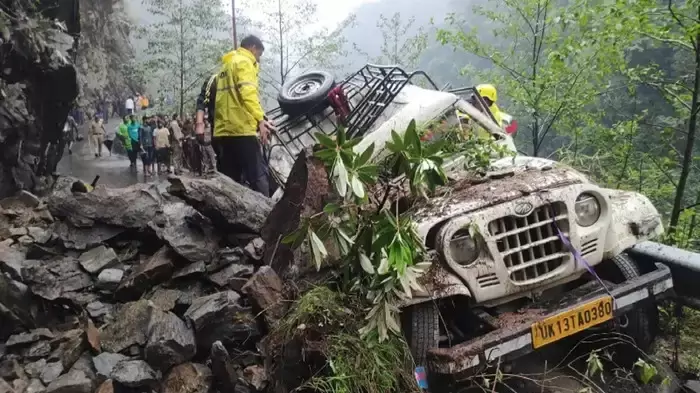 اتراکھنڈ میں مٹی کے تودے گرنے سے ٹریفک متاثر، یاترا روٹ بند