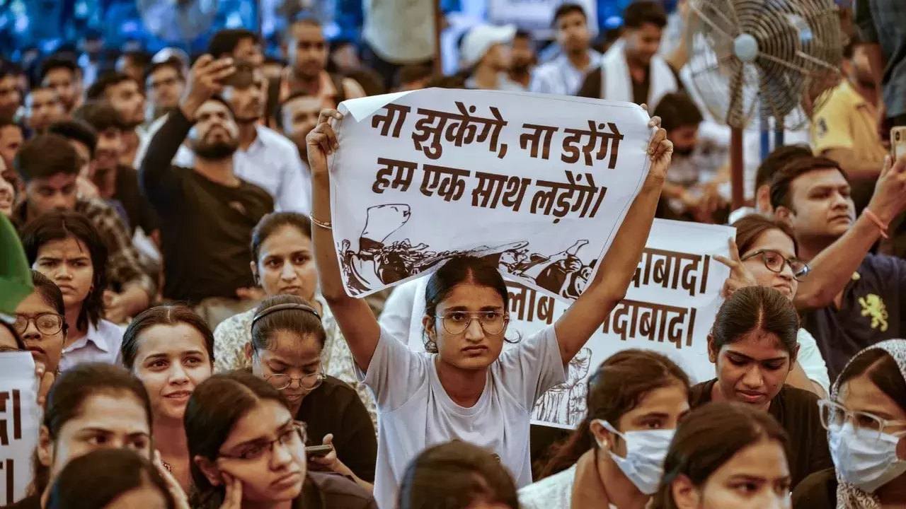 دہلی میں طلبہ پر پولیس لاٹھی چارج، اپوزیشن جماعتوں کا شدید ردعمل، کانگریس اور عام آدمی پارٹی نے بی جے پی حکومت کو آڑے ہاتھوں لیا