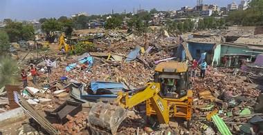 احمد آباد میں غیر قانونی بستیوں کے خلاف بڑی کارروائی، چندو جھیل کے قریب 80 بلڈوزر اور 60 ڈمپرز کے ساتھ ’آپریشن کلین‘