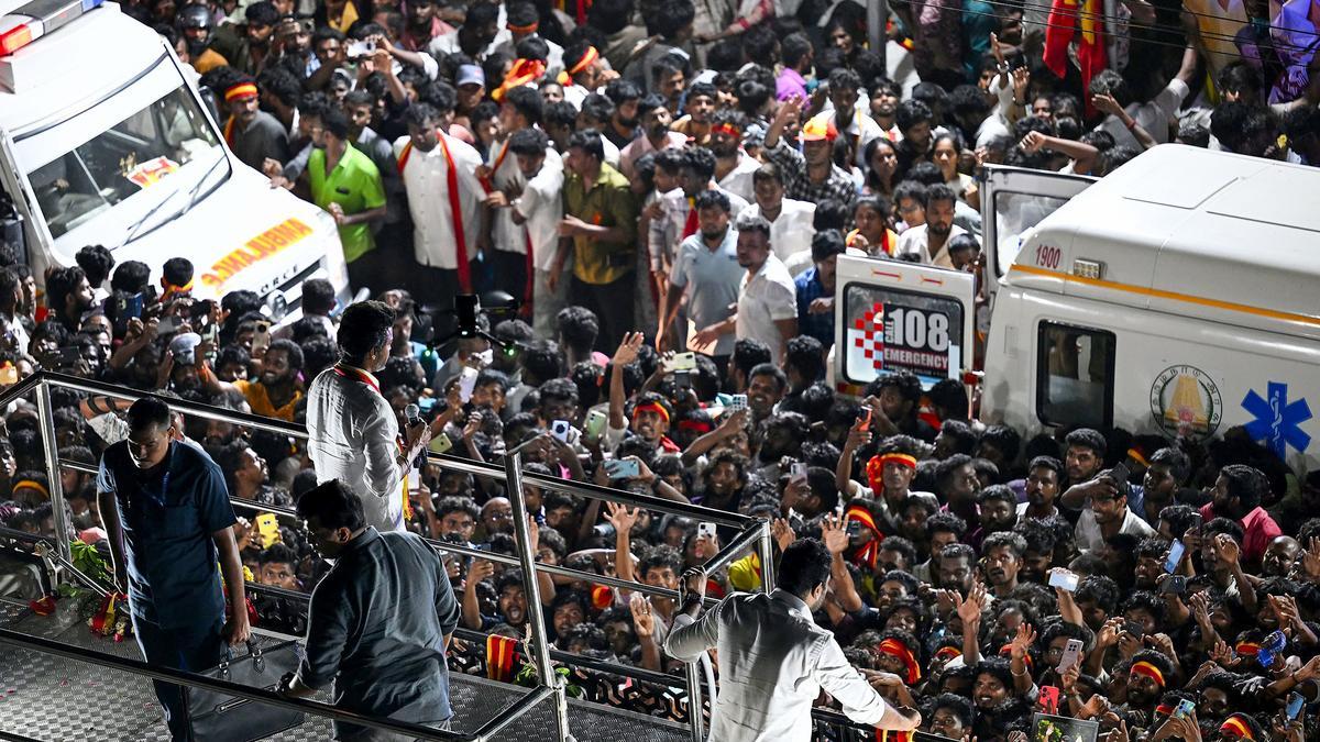 کرور بھگدڑ سانحہ کے بعد وجے کی پارٹی نے دو ہفتوں تک تمام تقاریب منسوخ کرنے کا اعلان کیا