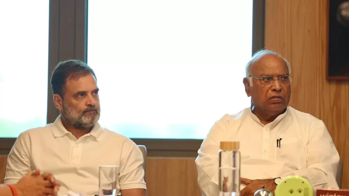 کھرگے کا بی جے پی اور الیکشن کمیشن پر نشانہ: راہل گاندھی کے انکشاف کے بعد سوال اٹھایا ’’کس کی حفاظت کر رہا ہے ای سی آئی؟‘‘