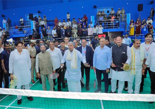 منگلورو : وزیر اعلیٰ سدرامیا نے بیڈمنٹن کھیلتے ہوئے کیا انٹرنیشنل چیلینج ٹورنامنٹ کا آغاز