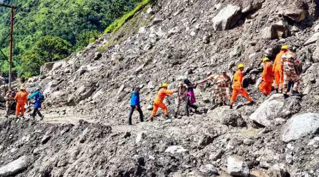 اتراکھنڈ: لینڈ سلائیڈنگ سے دھولی گنگا منصوبہ متاثر، پاور پلانٹ کی سرنگوں میں 19 مزدور پھنس گئے