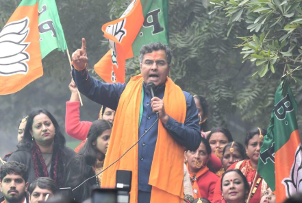 دہلی اسمبلی انتخابات: بی جے پی امیدوار پرویش ورما کے خلاف ایف آئی آر، خواتین میں جوتے تقسیم کرنے پر تنازع