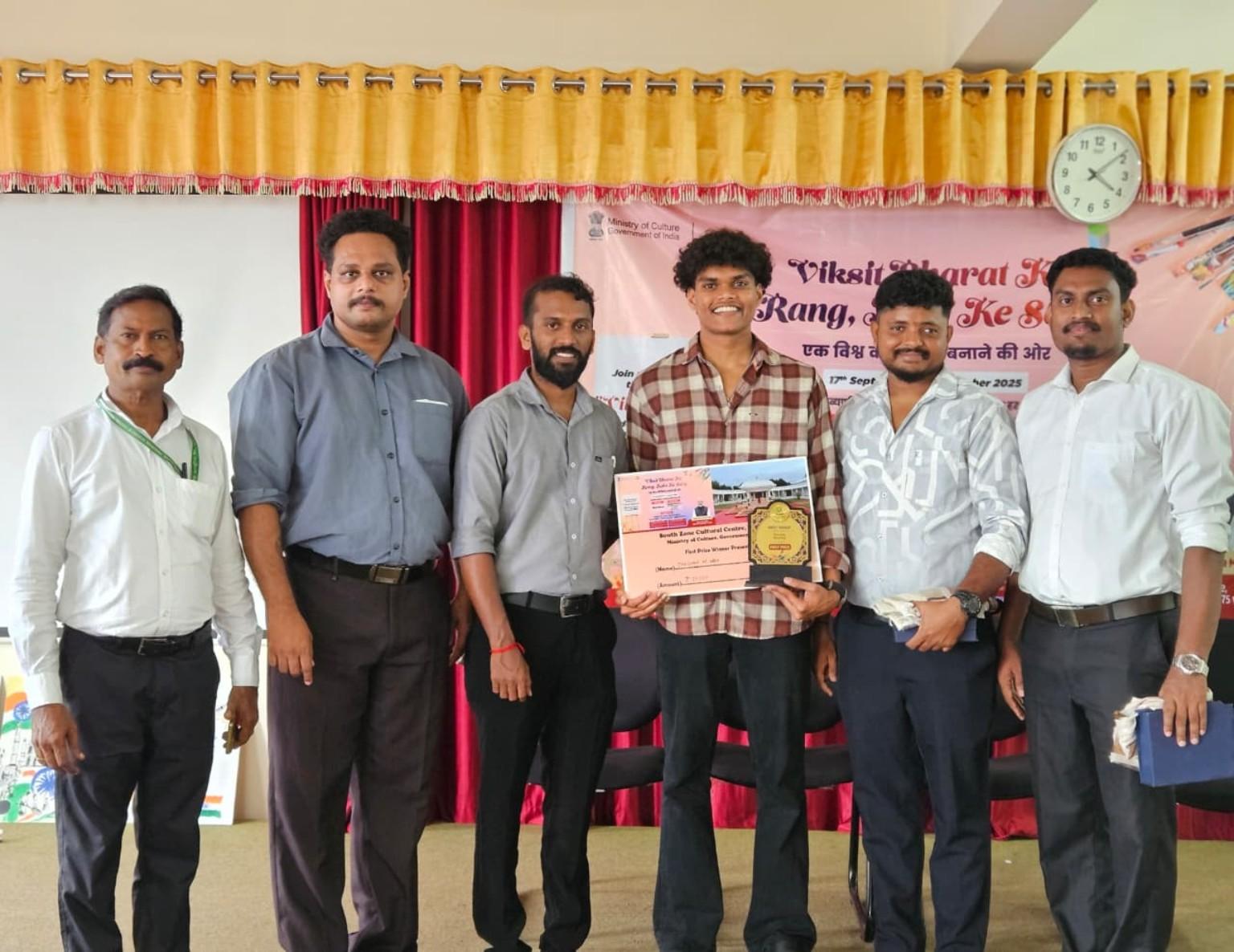 بھٹکل کے آرٹسٹ درشن نے جیتا 'وکسیت بھارت کے رنگ 'پینٹنگ مقابلہ - نیشنل لیول کے لئے منتخب