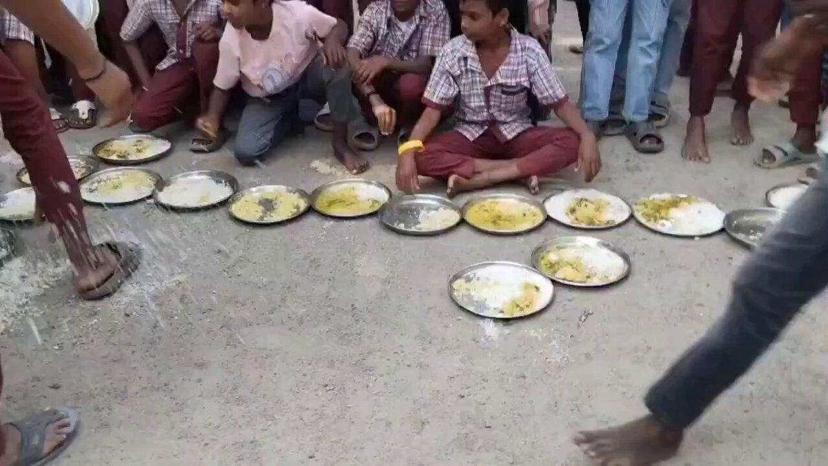 تلنگانہ میں مڈ ڈے میل میں کیڑے پائے جانے پر ہنگامہ، ہیڈ ماسٹر فوری برطرف