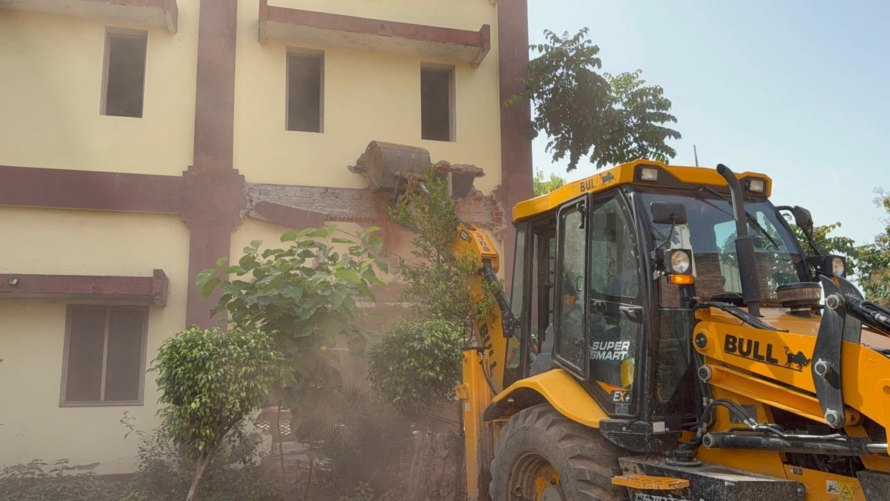 سنبھل میں یوگی حکومت کی بلڈوزر کارروائی، محمد زبیر کا کولڈ اسٹور منہدم، پرانے مقدمے کا حوالہ دے کر کارروائی کا جواز پیش