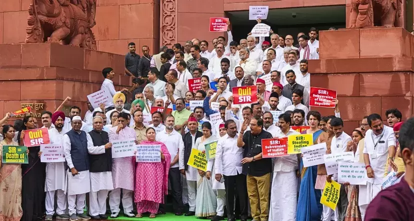 مانسون اجلاس میں ایس آئی آر معاملے پر ہنگامہ، اپوزیشن کا واک آؤٹ اور ایوان کے باہر زور دار احتجاج