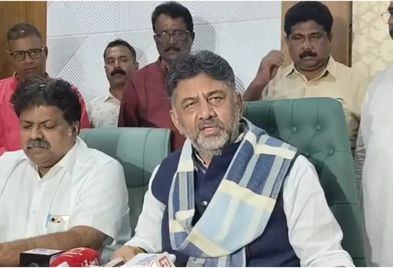 کاروار : نائب وزیر اعلیٰ ڈی کے شیوا کمار نے کہا : کسانوں کے قبضے سے اتی کرم زمین خالی نہیں کی جائے گی